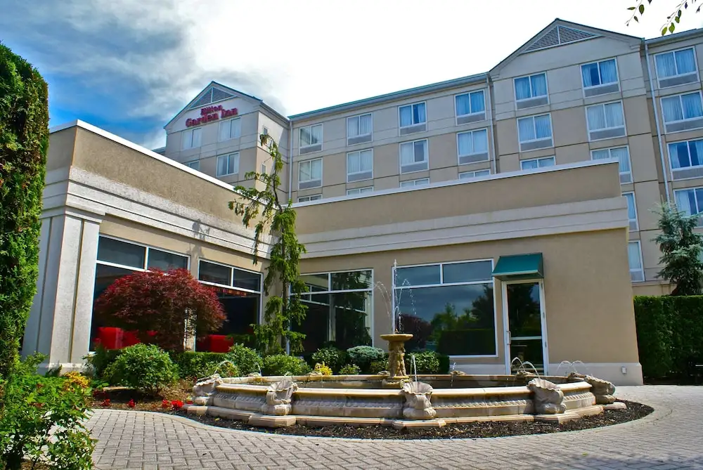 Front entrance of the Hilton Garden Inn New York Staten Island