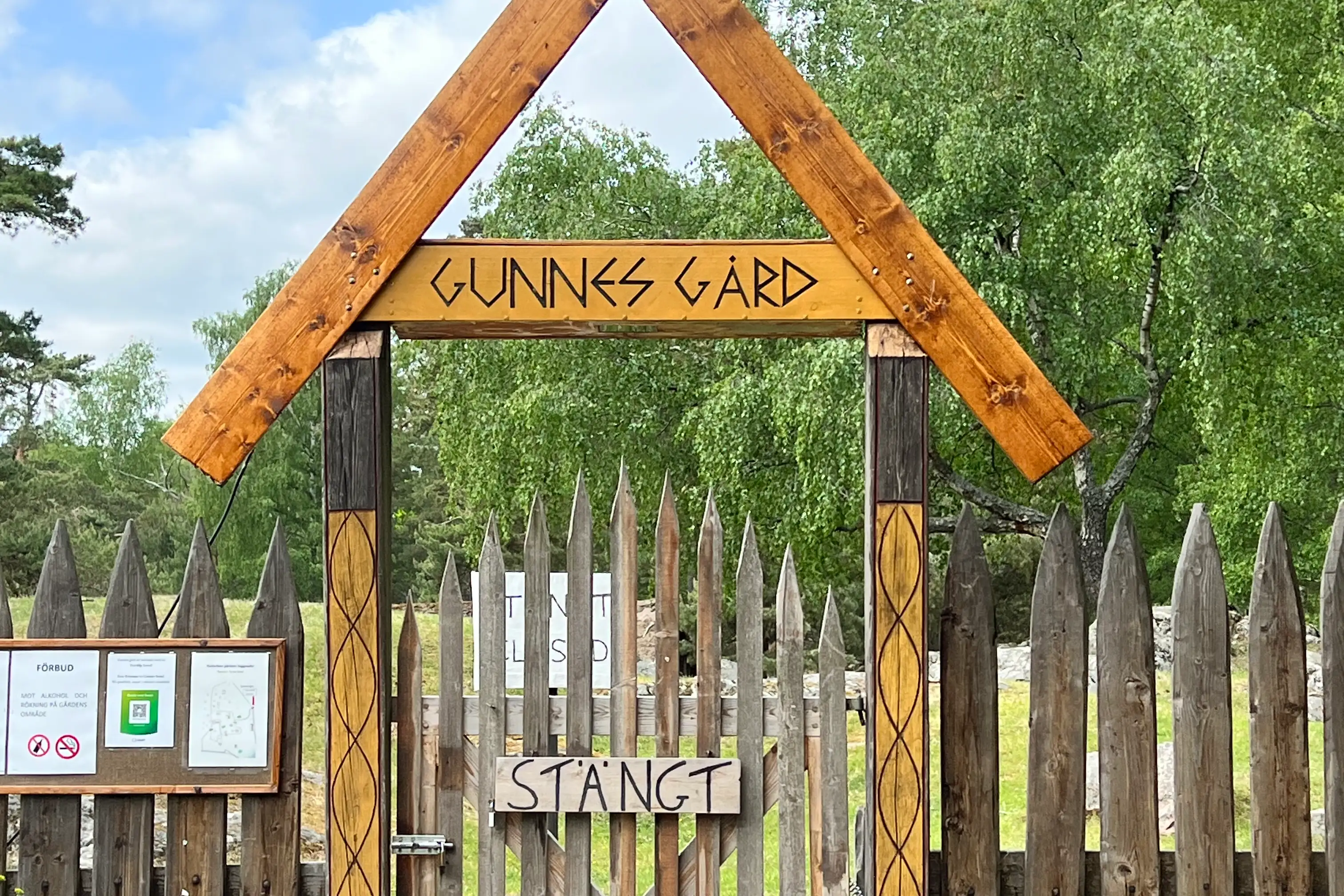 Gunnes Gård wooden enterance