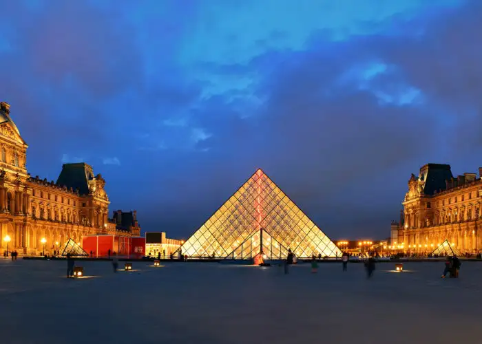 paris louvre at night.